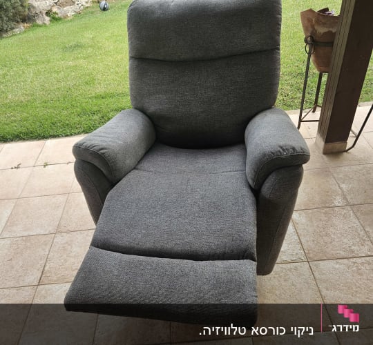 כורסה אפורה על רצפת מרפסת מרוצפת